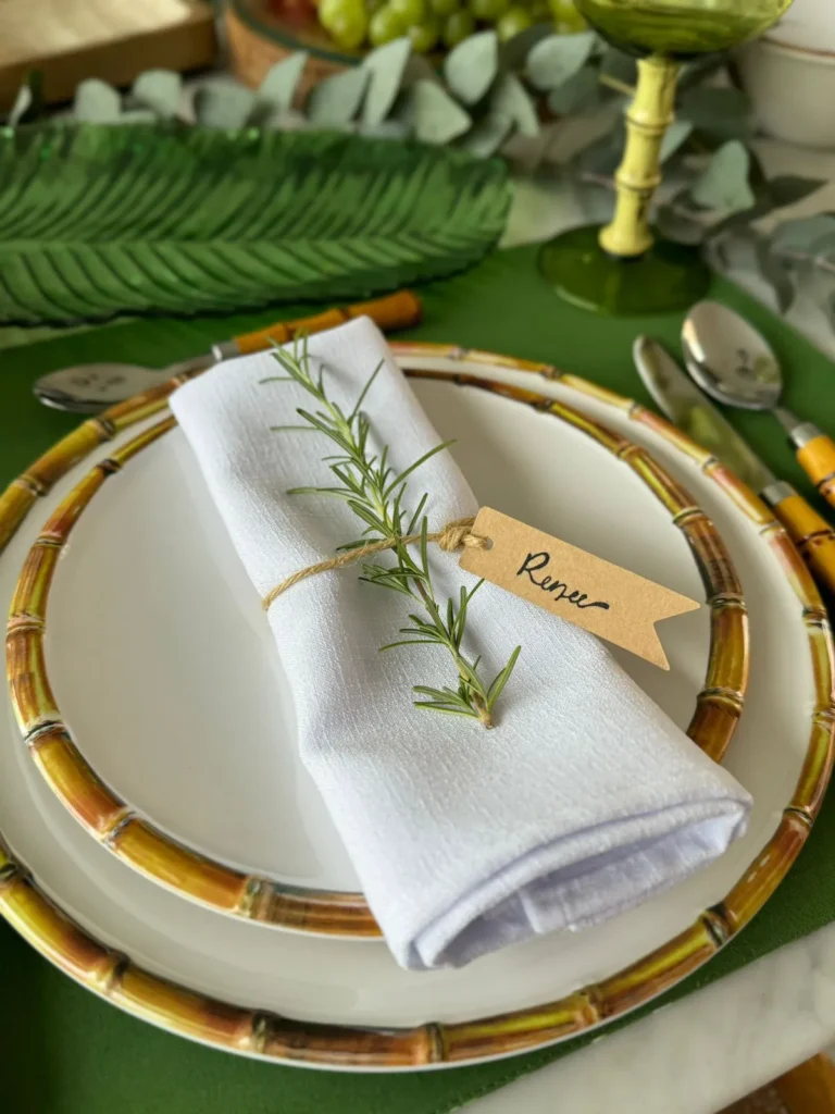 7 ideias de mesa posta simples e elegante Pratos decorativos e pratos brancos em mesa posta