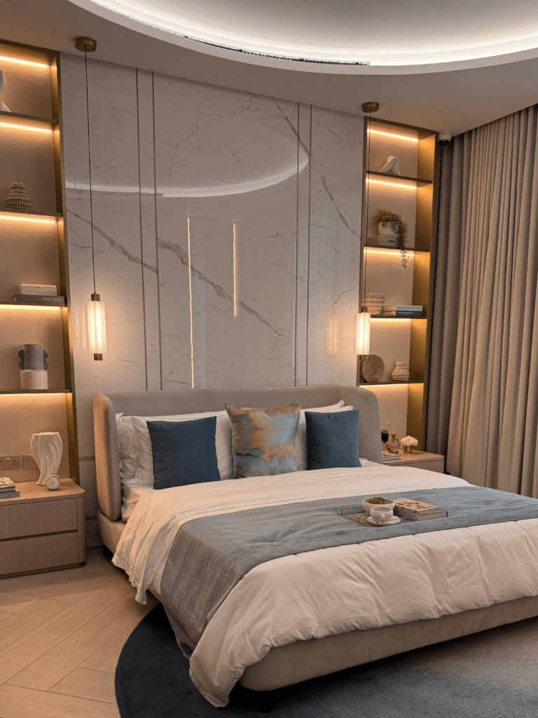 Como organizar o quarto pequeno: 15 ideias práticas e bonitas Prateleiras embutidas em quarto pequeno para organizar e aproveitas espaço vertical
