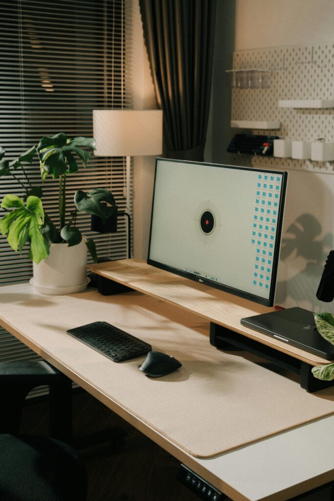 Escritório com planta e luz natural aplicando o design biofílico no ambiente de trabalho