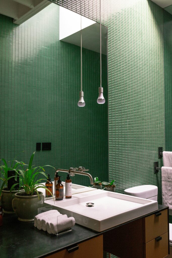 Banheiro com vaso de planta  aplicando design biofílico