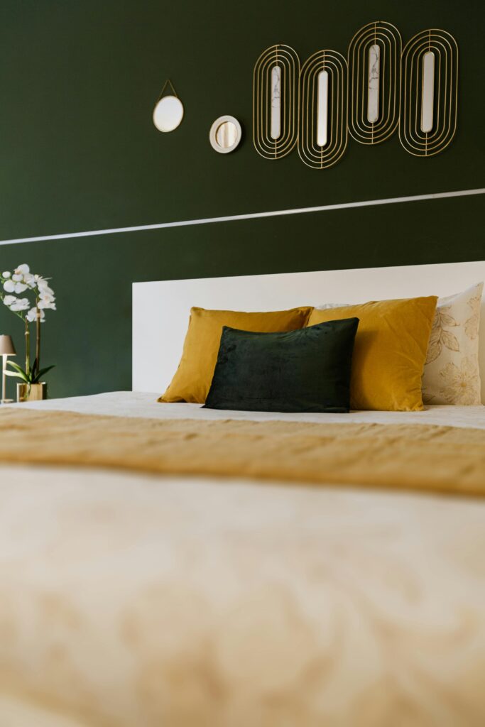 Quarto com parede em verde musgo e elementos em terra cota, decoração aconchegante 2026