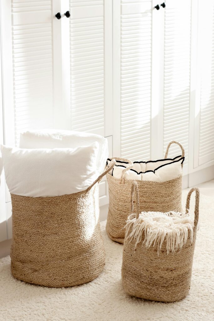 Como organizar o quarto pequeno: 15 ideias práticas e bonitas conjunto 3 cestos organizadores para roupas em palha natural