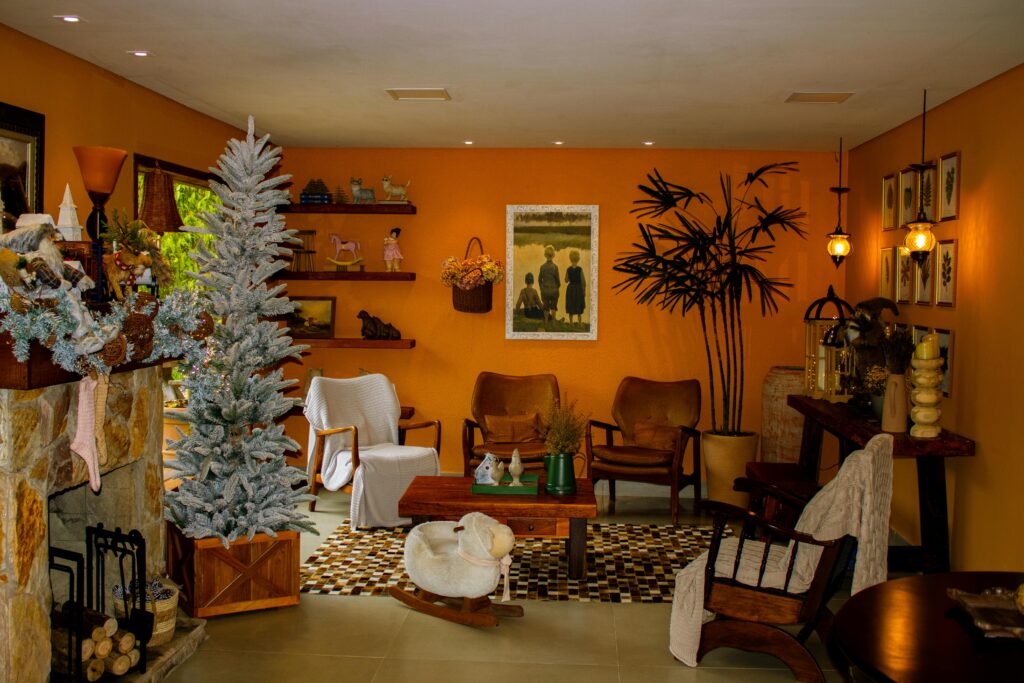 Sala decorada com parede em terracota, objetos de cerâmica e elementos naturais