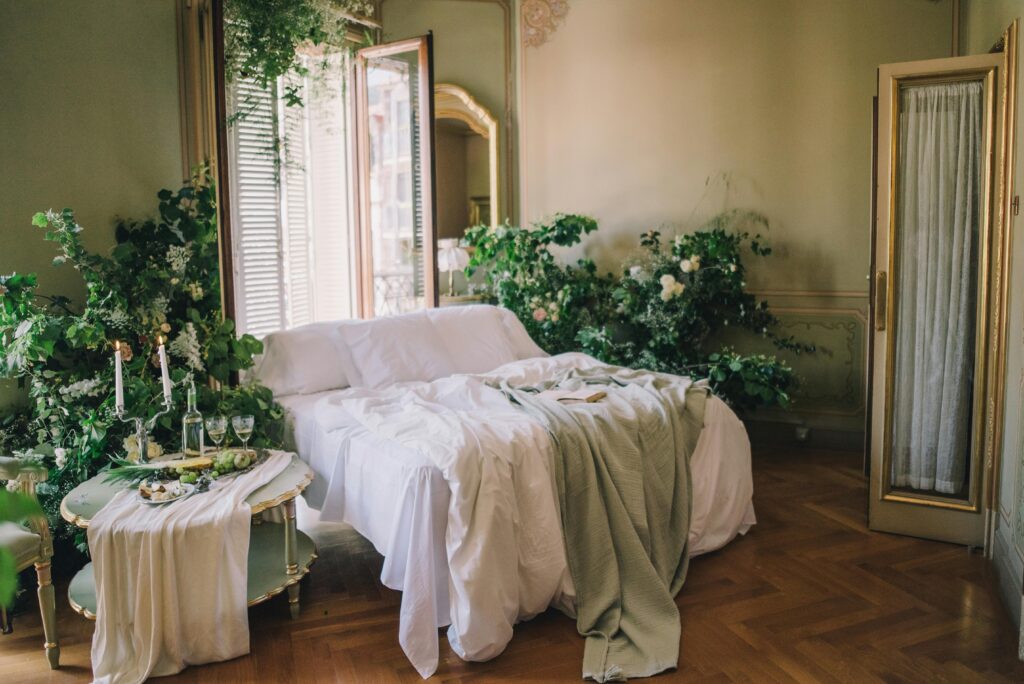 Plantas em vasos na decoração com estilo design biofílico trazendo a natureza para ambientes internos