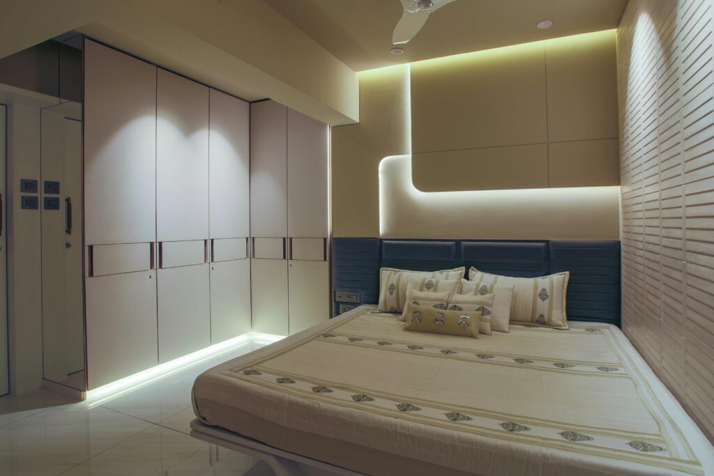 Como organizar o quarto pequeno: 15 ideias práticas e bonitas iluminação indireta com fita de LED em quarto pequeno aconchegante