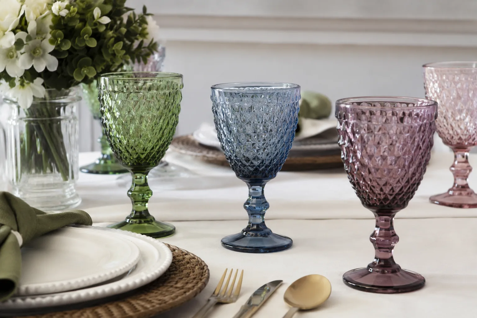 7 ideias de mesa posta simples e elegante Mesa de jantar com taças de vidro coloridas tipo bico de jaca em mesa posta elegante