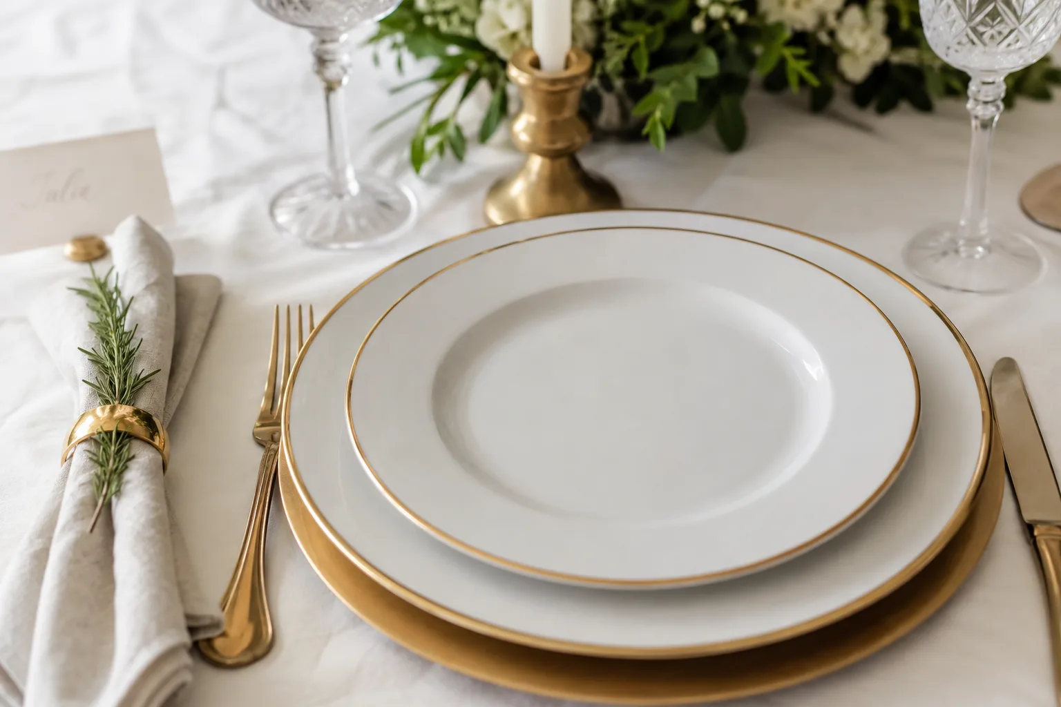 7 ideias de mesa posta simples e elegante Pratos decorativos com detalhe dourado sobre mesa posta elegante com guardanapo de linho