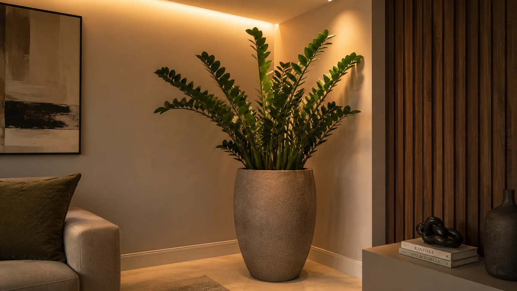Jardim em Apartamento: Plantas e Soluções para Pouco Espaço Vaso grande com zamioculca em canto de sala com luz indireta