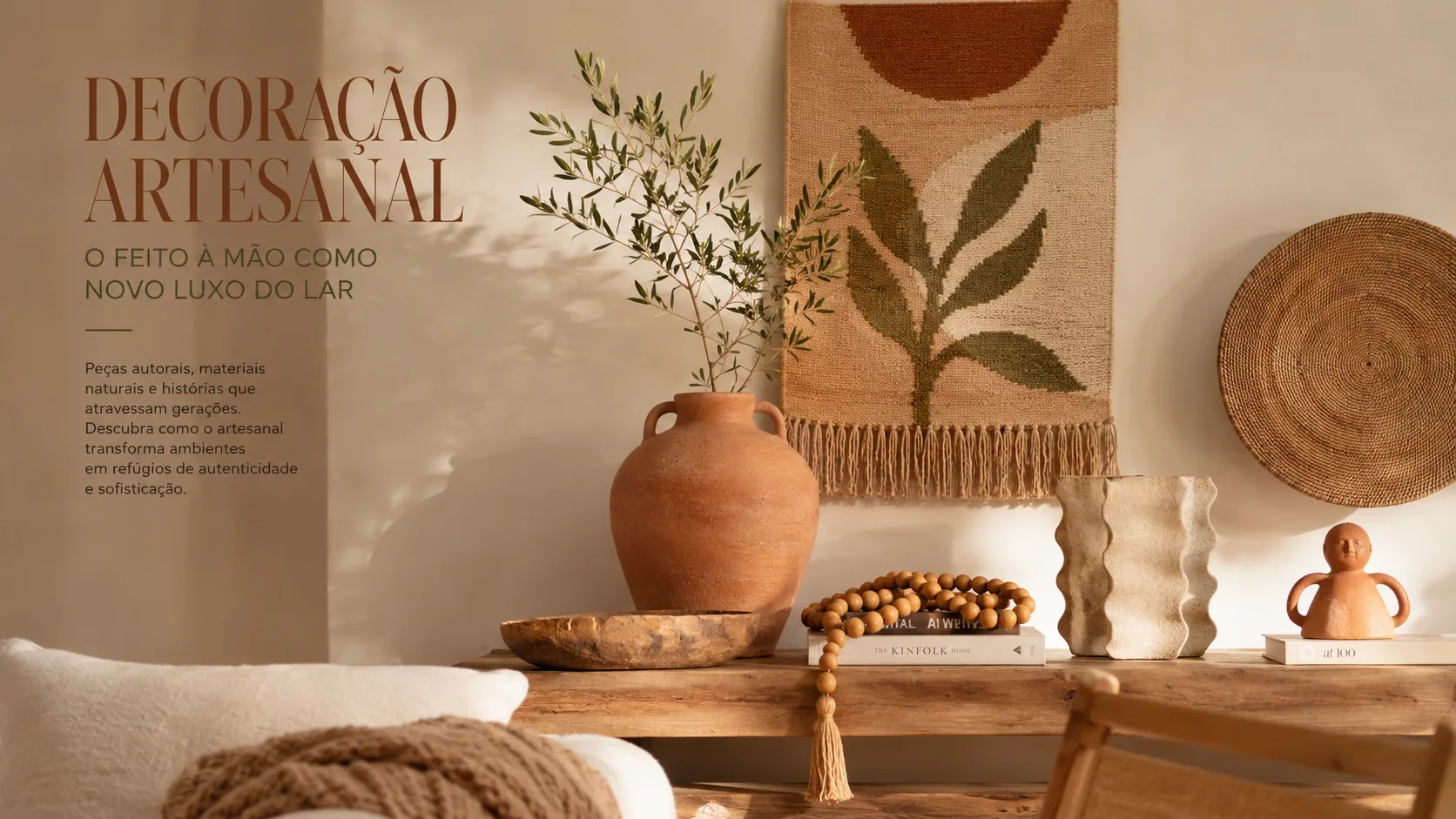 Composição de decoração artesanal com cerâmica e tear